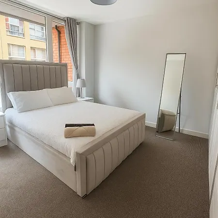 2 Bedroom 8 Near Centre, Free Parking *