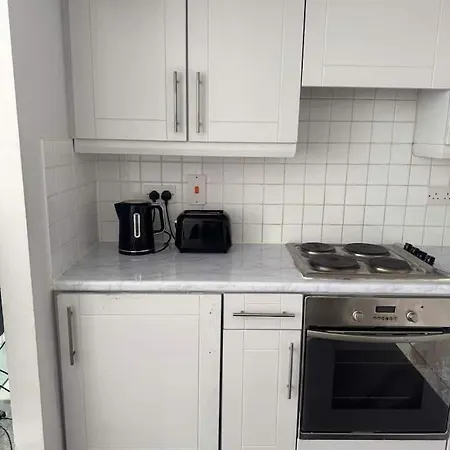 2 Bedroom 8 Near Centre, Free Parking *