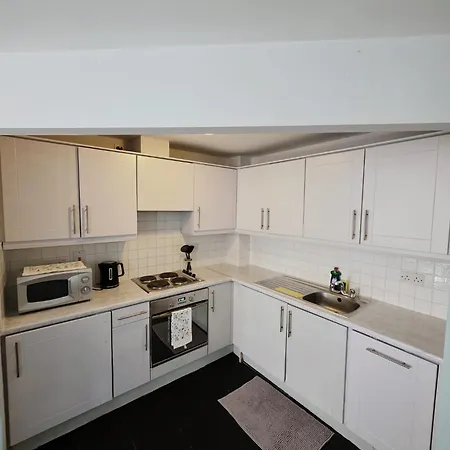 2 Bedroom 8 Near Centre, Free Parking شقة *