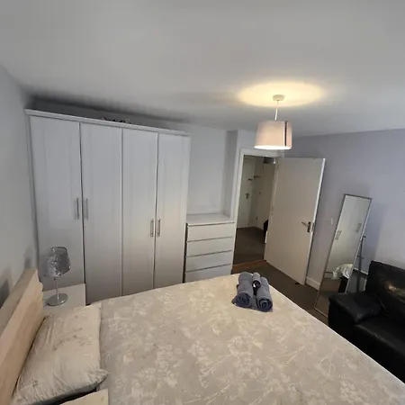 2 Bedroom 8 Near Centre, Free Parking *