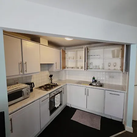 2 Bedroom 8 Near Centre, Free Parking