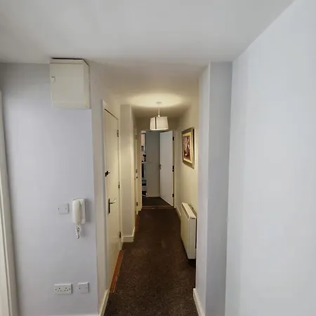 2 Bedroom 8 Near Centre, Free Parking شقة *