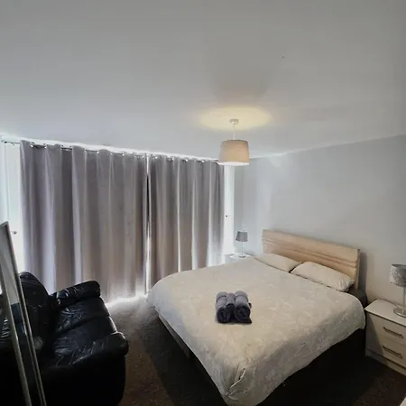 2 Bedroom 8 Near Centre, Free Parking شقة *