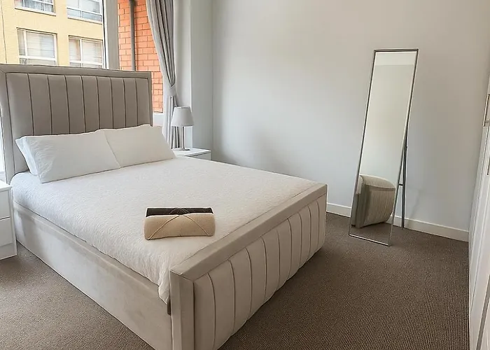 2 Bedroom 8 Near Centre, Free Parking *