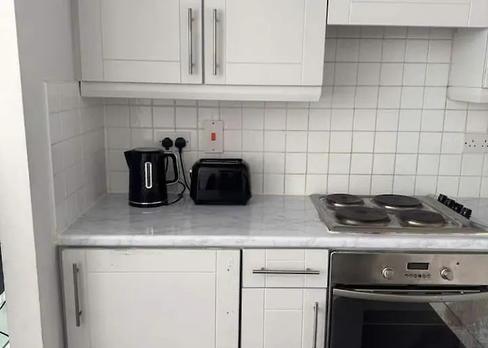 2 Bedroom 8 Near Centre, Free Parking *