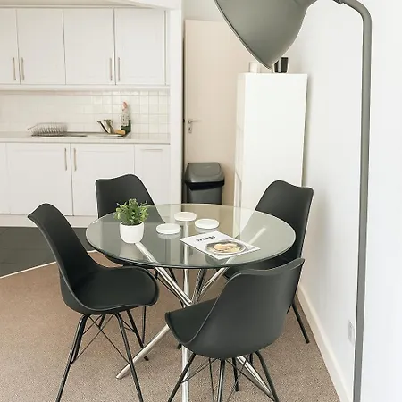 2 Bedroom 8 Near Centre, Free Parking דירה דבלין