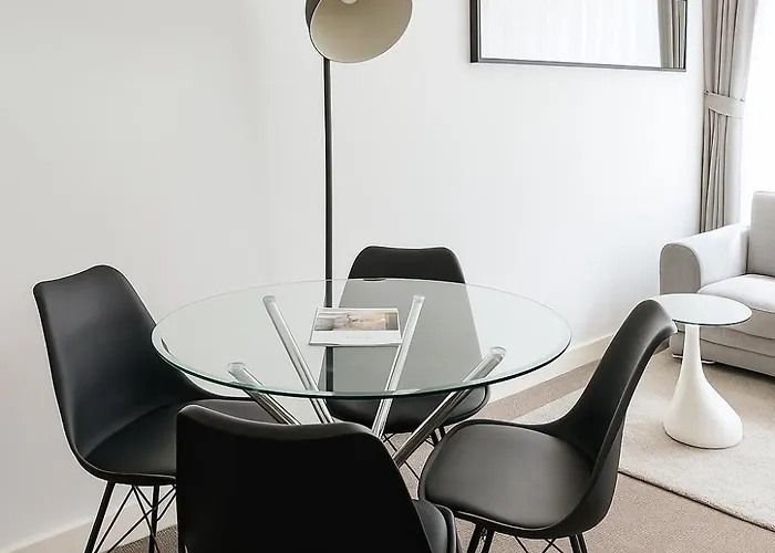 2 Bedroom 8 Near Centre, Free Parking * דבלין